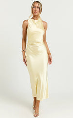 Robe midi Aluna - Robe nuisette en satin à col montant et dos croisé, couleur citron