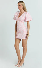 Mini-robe Diana – Robe courte en jacquard à manches courtes et découpes, rose clair