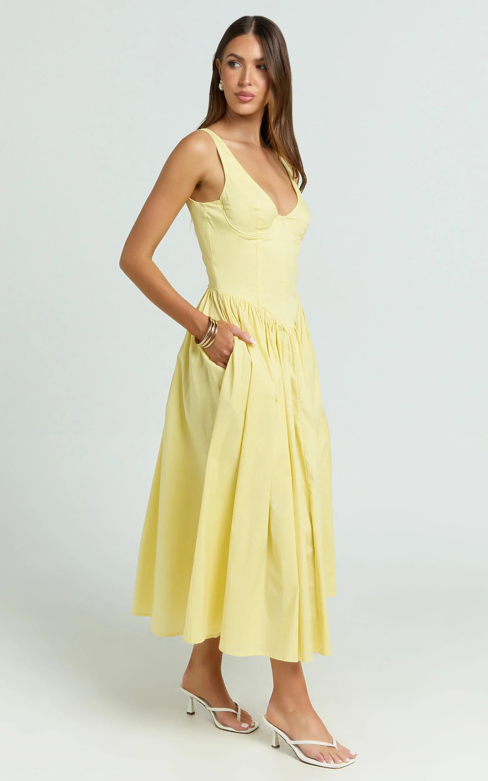 Robe midi Beckett - Robe à encolure dégagée, taille basse en V et jupe froncée, coloris jaune beurre
