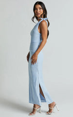 Robe longue Cincinnati - Robe longue en lin bleu pâle avec épaules dénudées et fente latérale