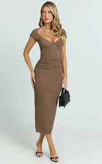 Robe midi Elia – Robe ajustée marron à manches courtes, décolleté en cœur et armatures