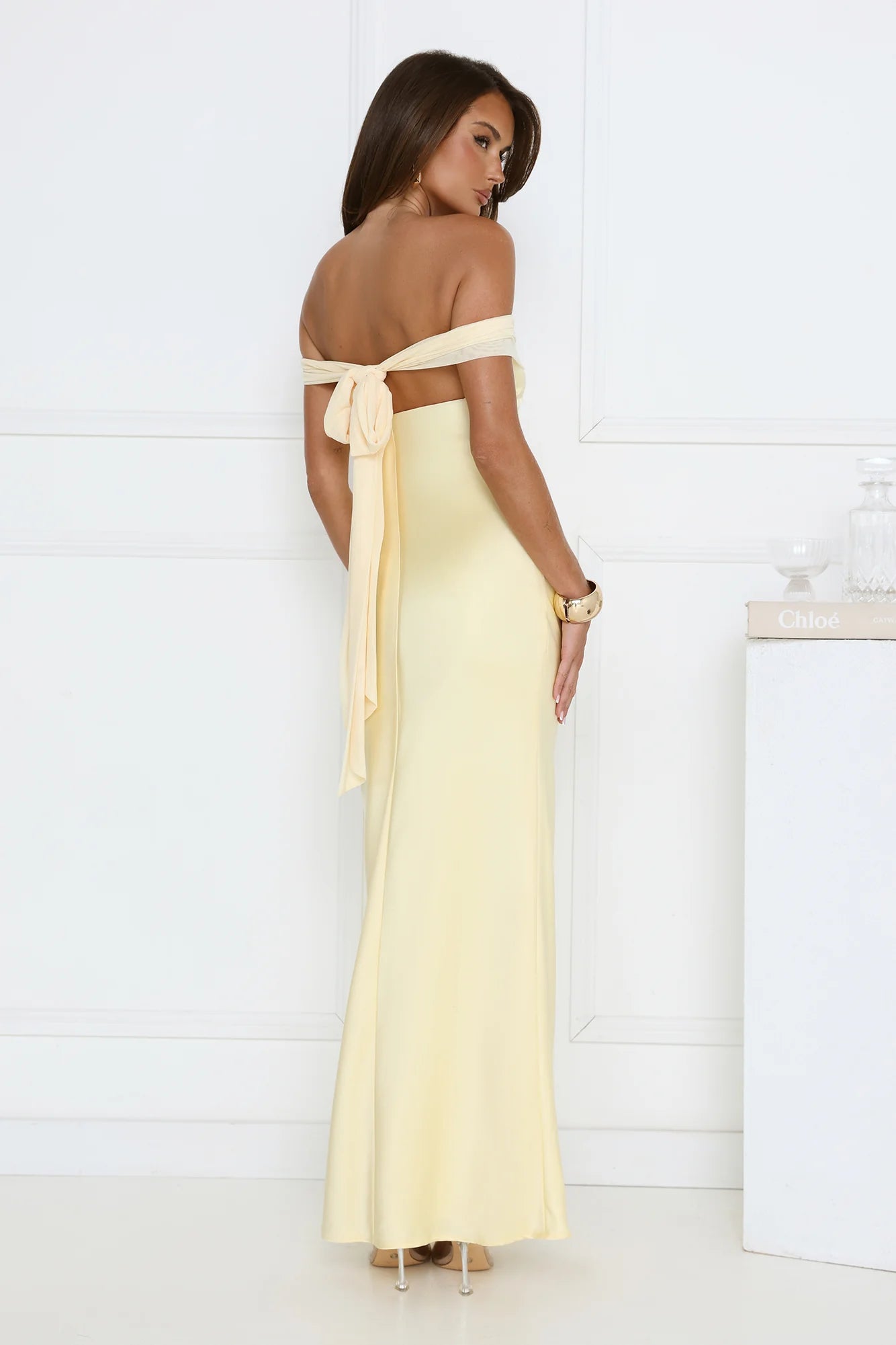 La robe longue Sophisticate épaules dénudées jaune
