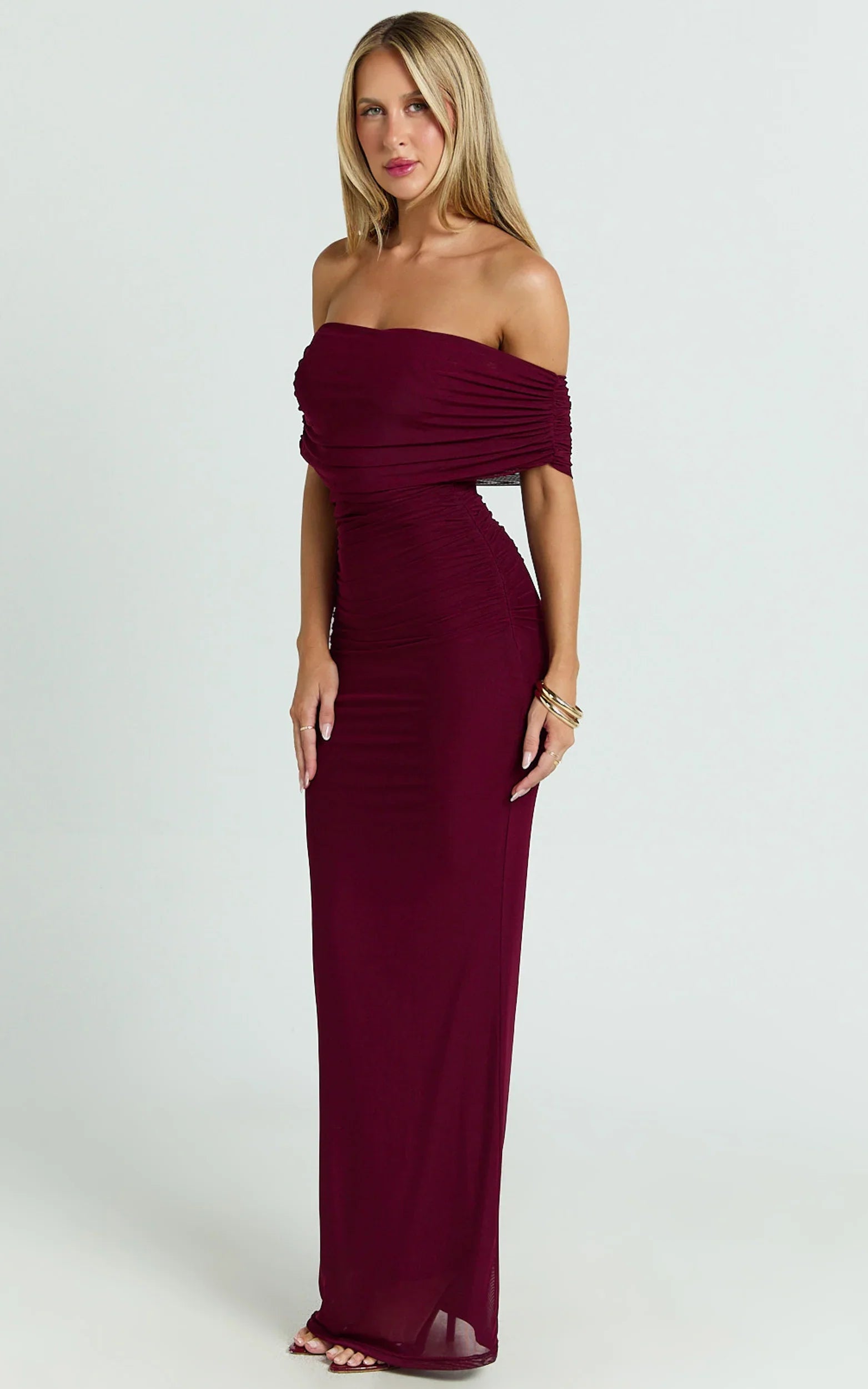 Robe longue Caterina – Robe en maille froncée à épaules dénudées couleur lie de vin
