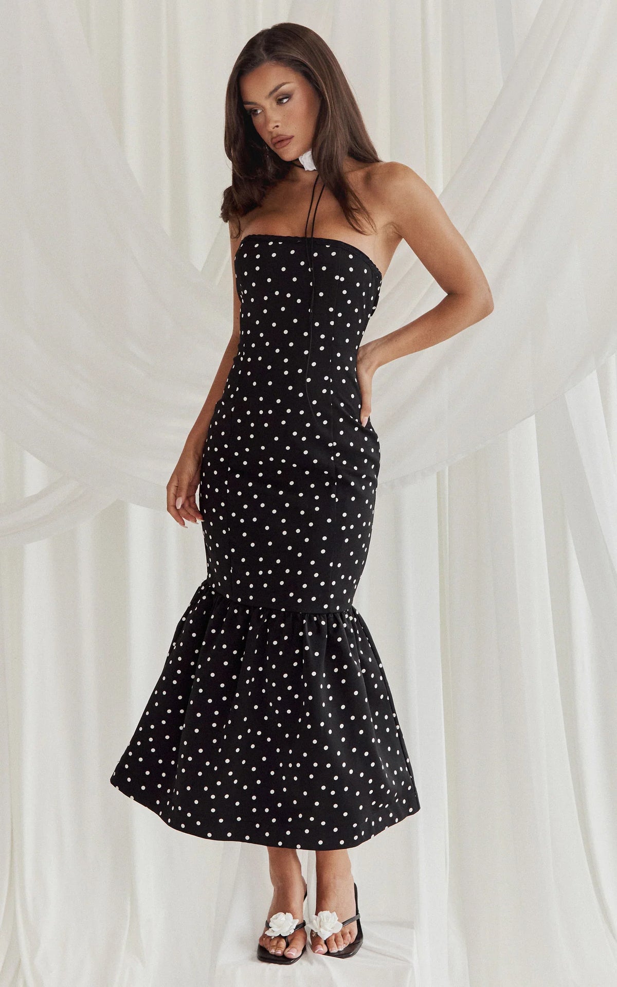 Robe midi Seraphina - Robe à pois bustier, en dentelle, avec col froncé et jupe sirène, coloris pois noirs