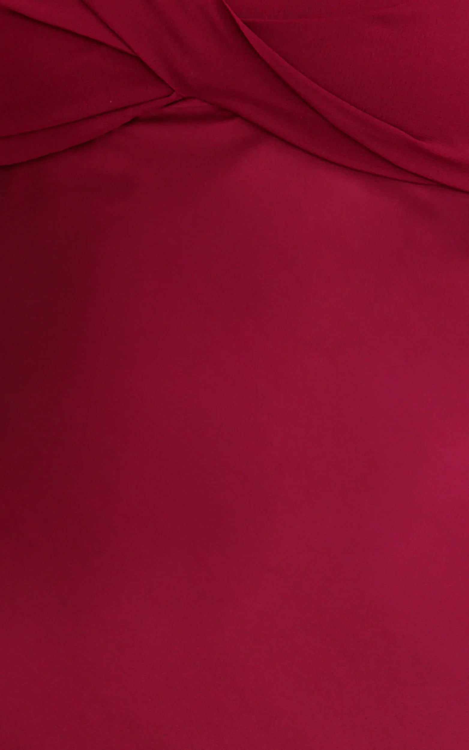 Robe longue Flynn – Robe en satin à col bénitier et encolure cœur, couleur lie-de-vin