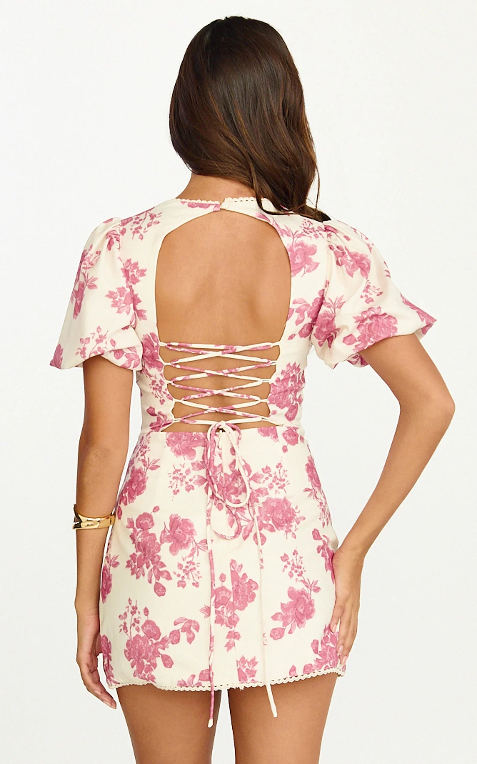 Robe Courte Lila - Robe Ajustée à Col Montant, Manches Bouffantes et Dos en Dentelle Imprimé Toile De Jouy