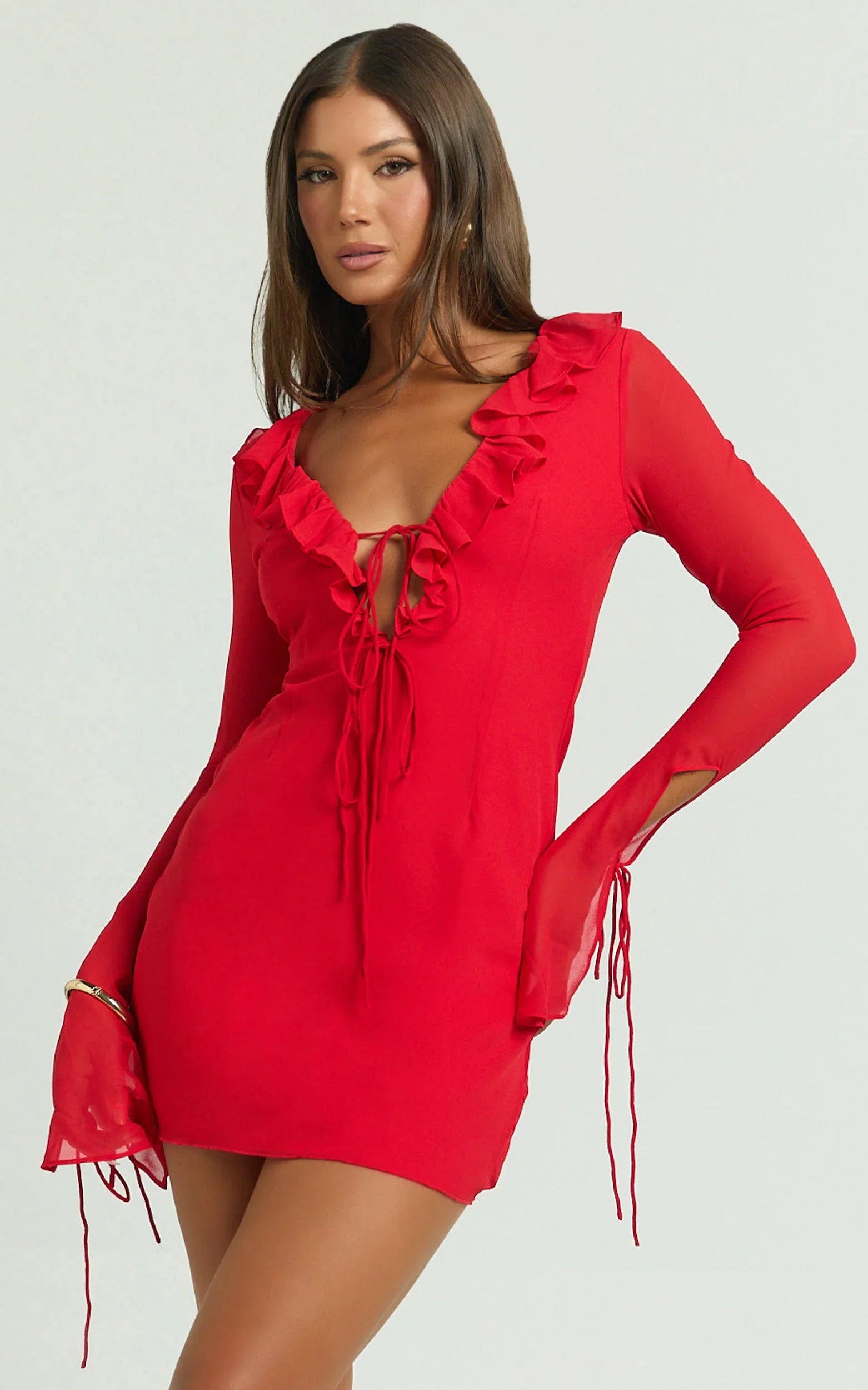 Mini-robe Alesya - Robe rouge à volants, décolleté plongeant, manches longues et détails à nouer