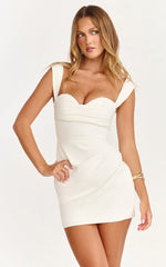 Mini-robe Kenna - Robe cintrée à la taille et froncée à la poitrine, couleur blanc cassé