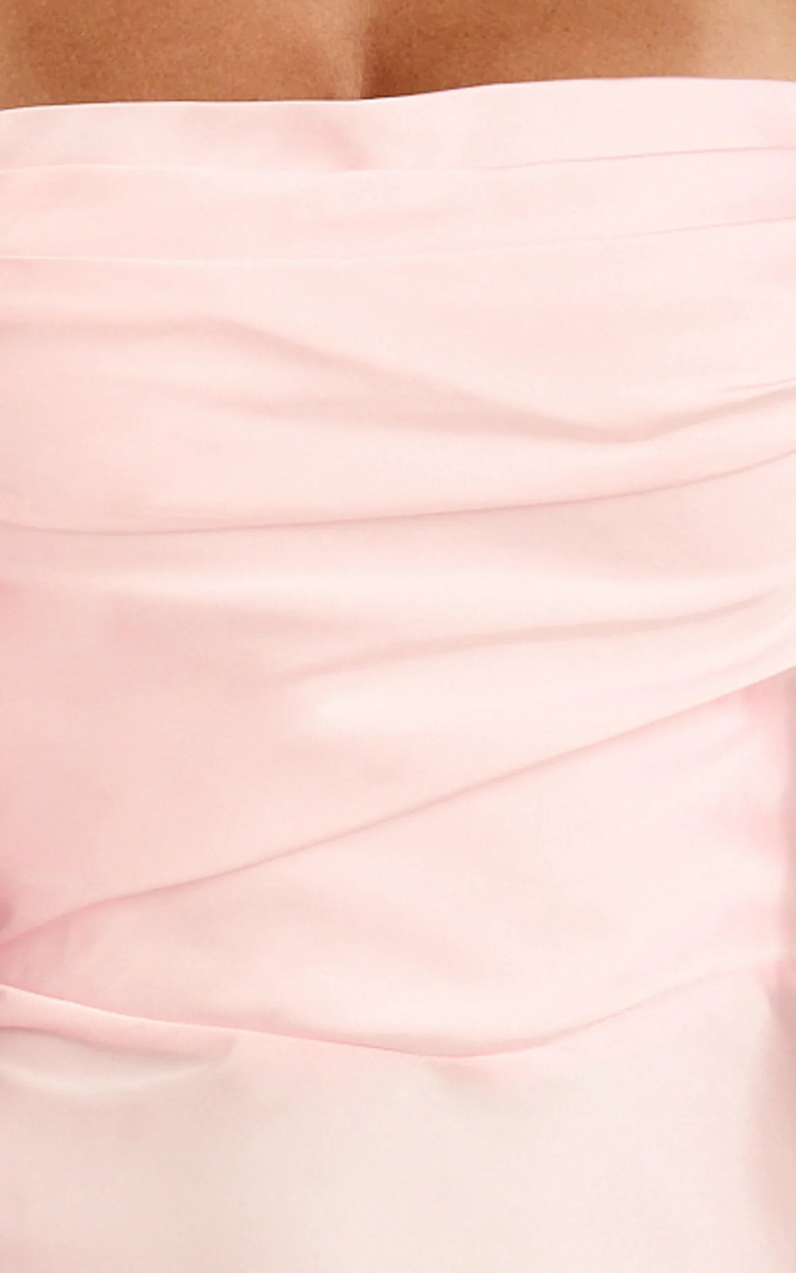 Mini-robe Belrose - Robe moulante en satin à encolure carrée et volants sur le devant, couleur rose poudré