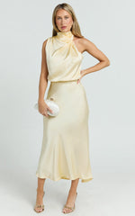 Robe Minnie Midi - Robe nuisette en satin à col drapé jaune beurre