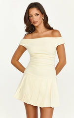 Mini-robe Daisy - Robe plissée froncée aux épaules dénudées couleur crème