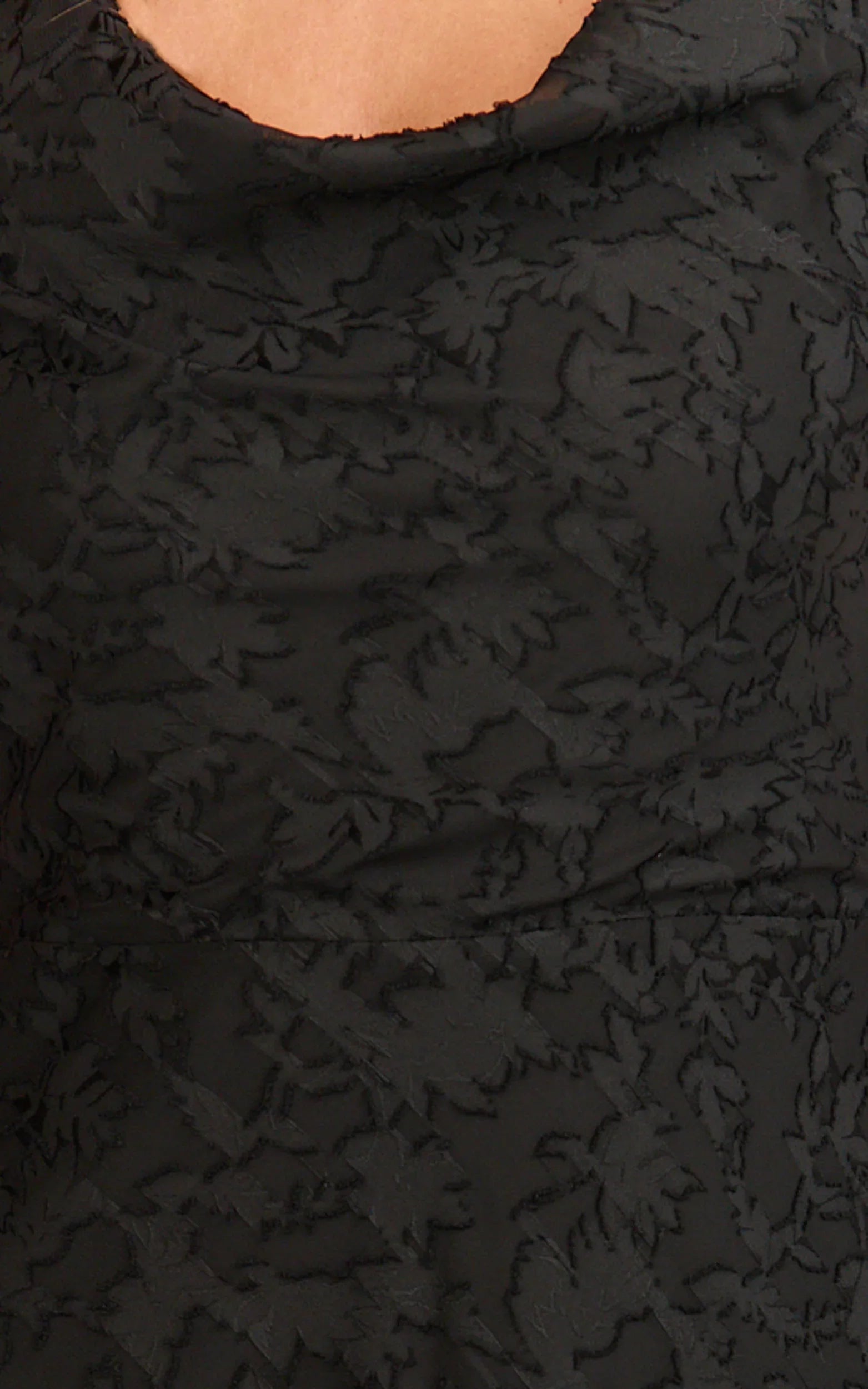 Robe longue Rachel - Robe jacquard noire à col bénitier et fente sur le devant