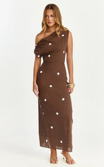 Robe longue Cia - Robe en lin à pois avec épaules dénudées couleur chocolat