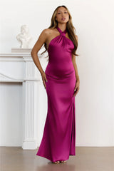 Robe longue satinée à licou CROWNED NIGHTS prune