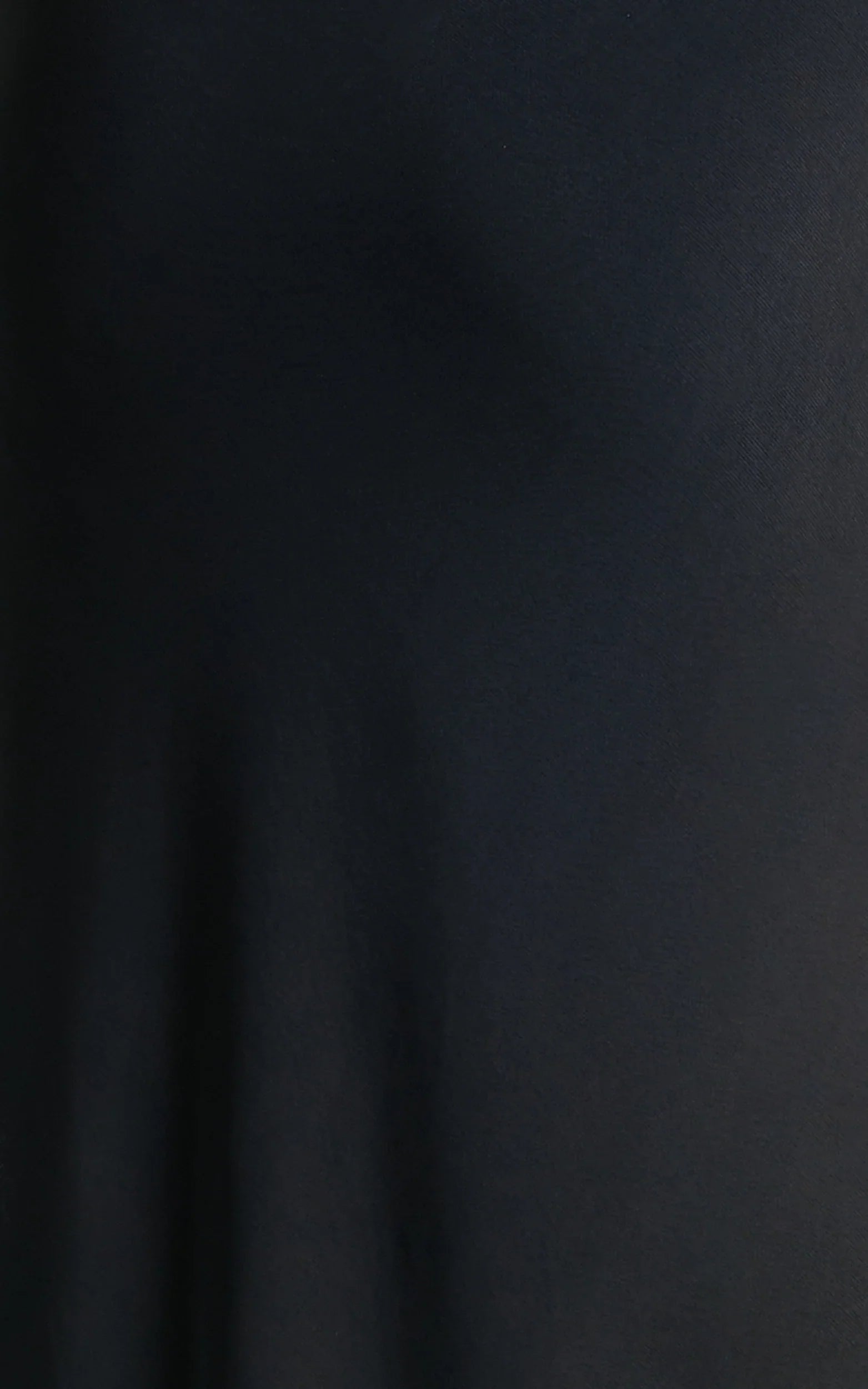 Robe longue Carrie – Robe à empiècement en dentelle avec dos bénitier, noire