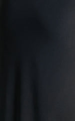 Robe longue Carrie – Robe à empiècement en dentelle avec dos bénitier, noire