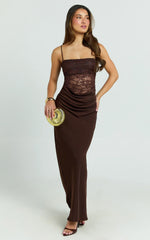 Robe longue Rania - Robe longue avec corsage en dentelle contrastante, encolure bénitier et taille basse, coloris chocolat