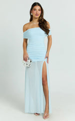 Robe longue Leticia - Robe en maille froncée asymétrique à épaules dénudées avec fente haute de couleur bleue