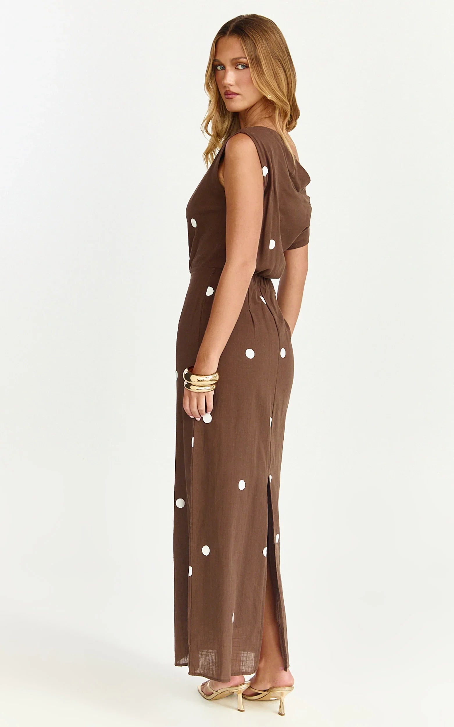 Robe longue Cia - Robe en lin à pois avec épaules dénudées couleur chocolat