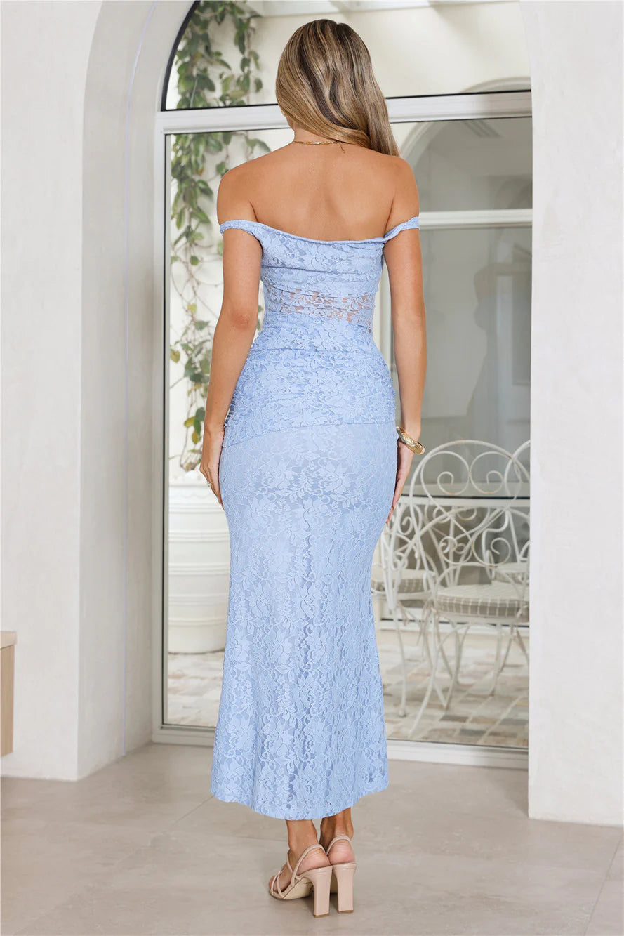 Robe longue maxi bleu à épaules dénudées en dentelle Wink Hour