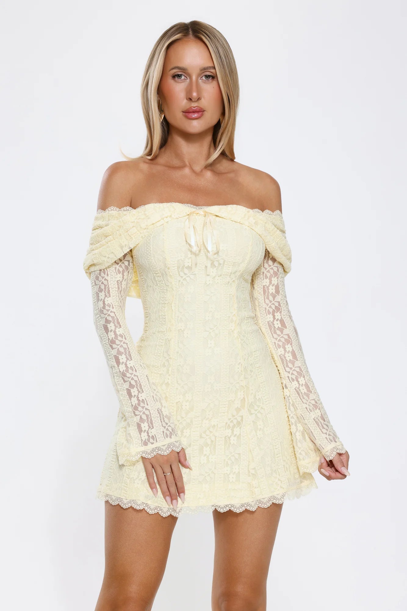 Robe Courte Épaules Dénudées en Dentelle Secret Smile Jaune