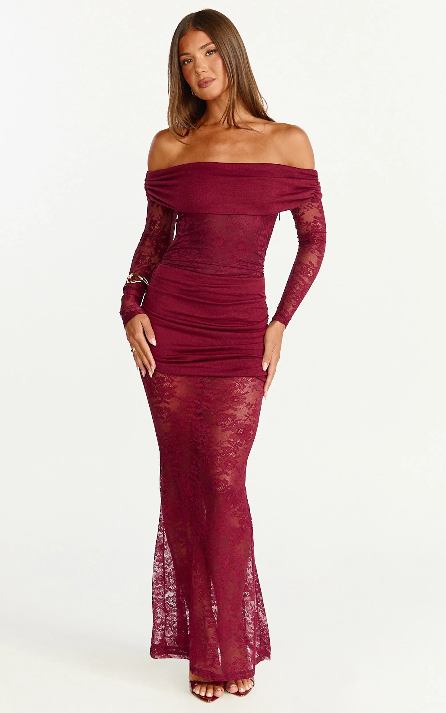 Robe longue Juliet - Robe en dentelle froncée superposée à manches longues et épaules dénudées couleur lie-de-vin
