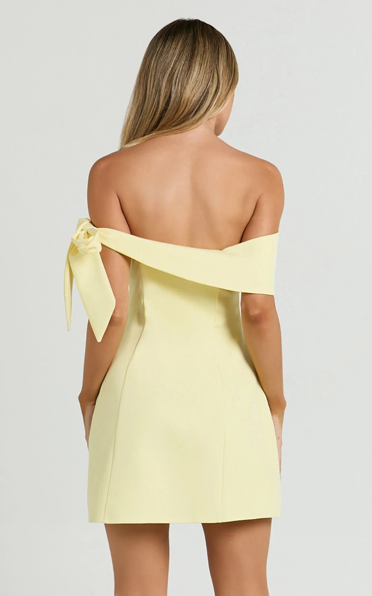 Robe courte Cecilia – Robe à épaules dénudées avec lien de serrage, couleur citron