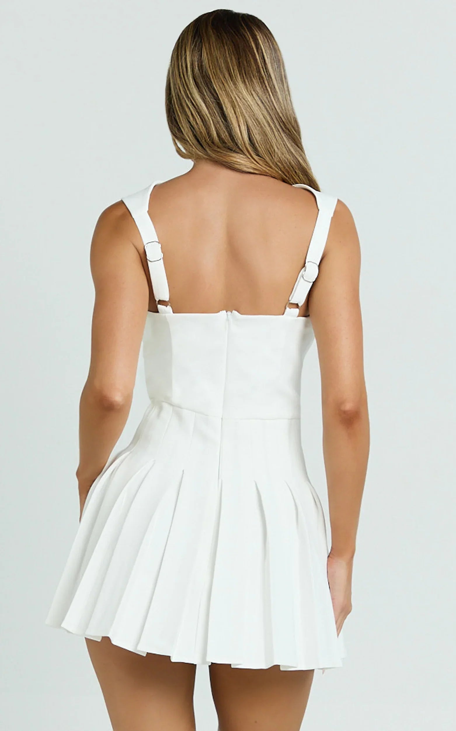 Mini-robe Wallace - Robe plissée à encolure carrée, larges bretelles et taille basse, de couleur blanche