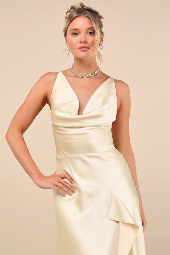 Robe midi Evette en satin jaune pâle, col bénitier, ourlet asymétrique à volants