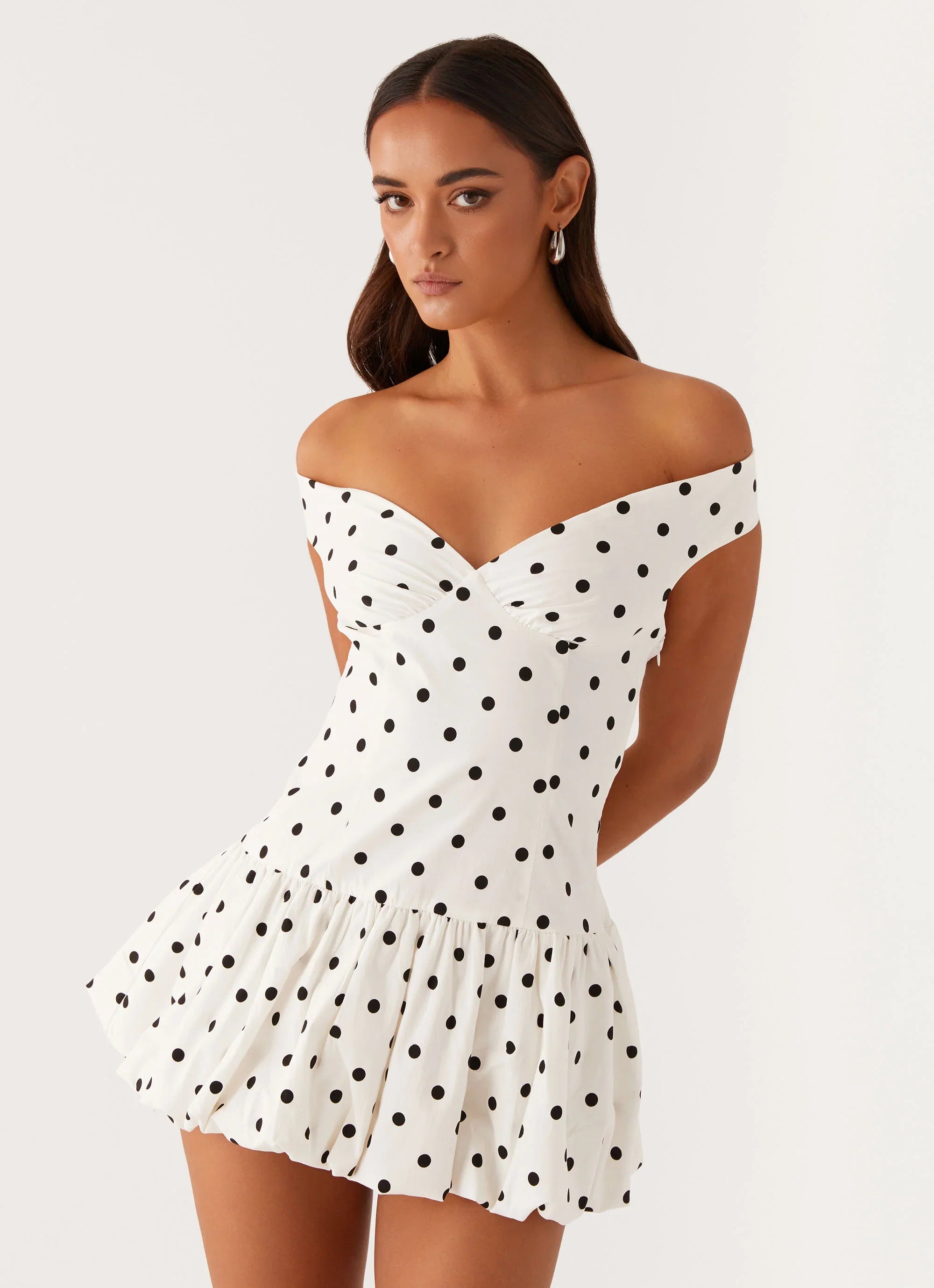 Mini-robe à épaules dénudées « Endless Romance » - à pois blancs