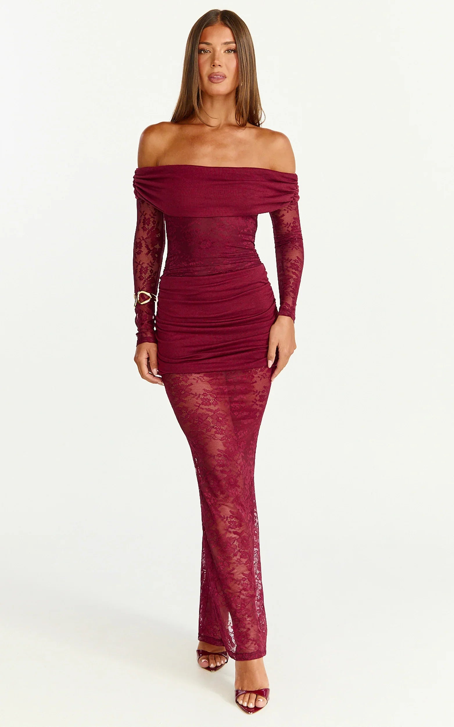 Robe longue Juliet - Robe en dentelle froncée superposée à manches longues et épaules dénudées couleur lie-de-vin