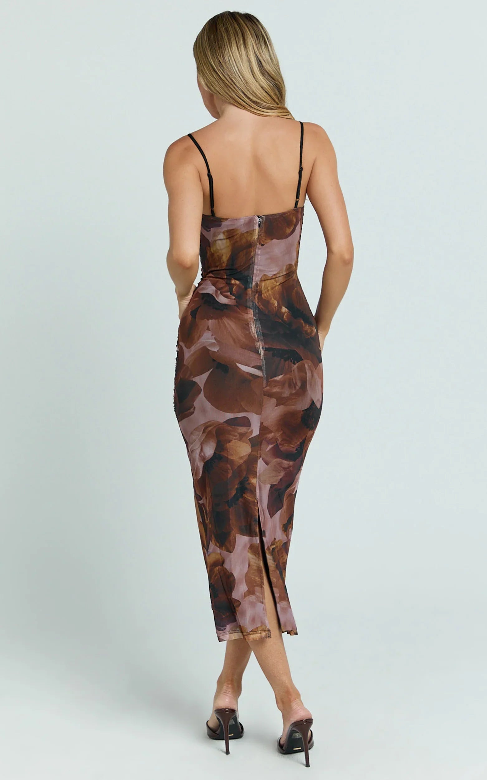 Robe Midi Rosalez – Robe moulante froncée à fines bretelles imprimé floral Ember