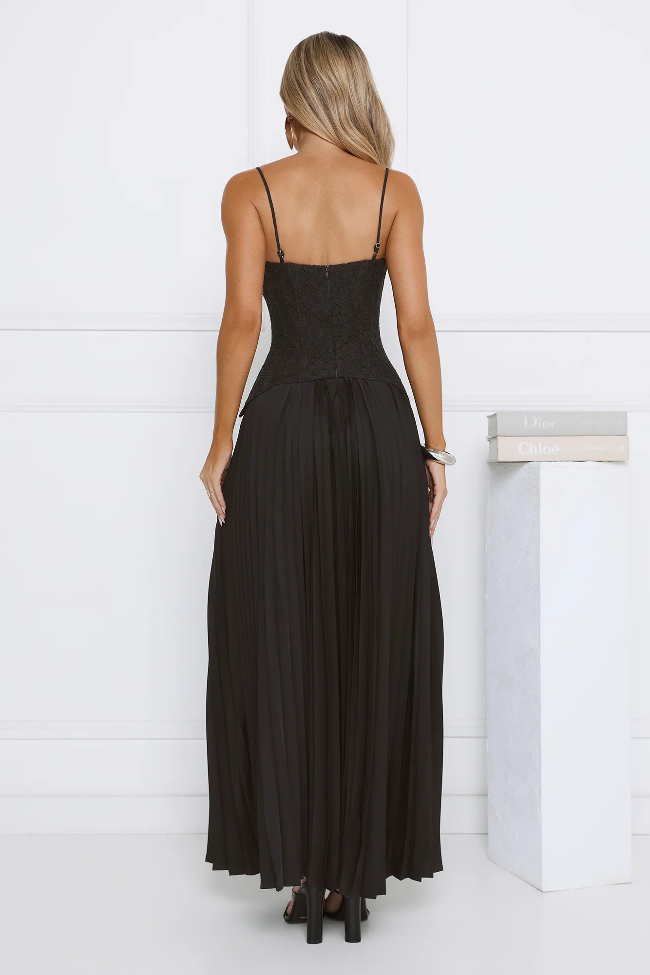 Robe longue noire en dentelle Roses anciennes