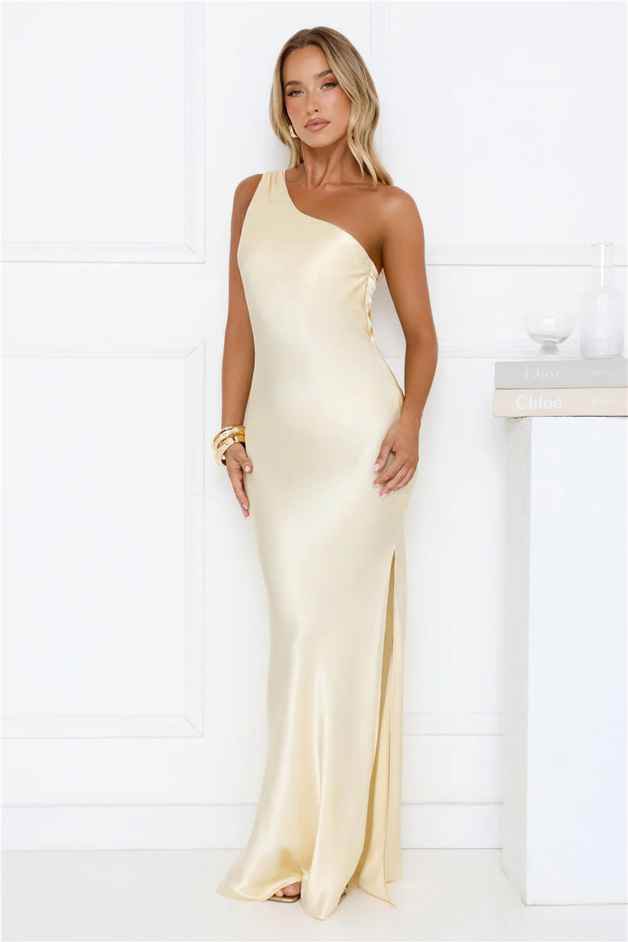 Robe longue en satin asymétrique jaune « Modern Day Love »