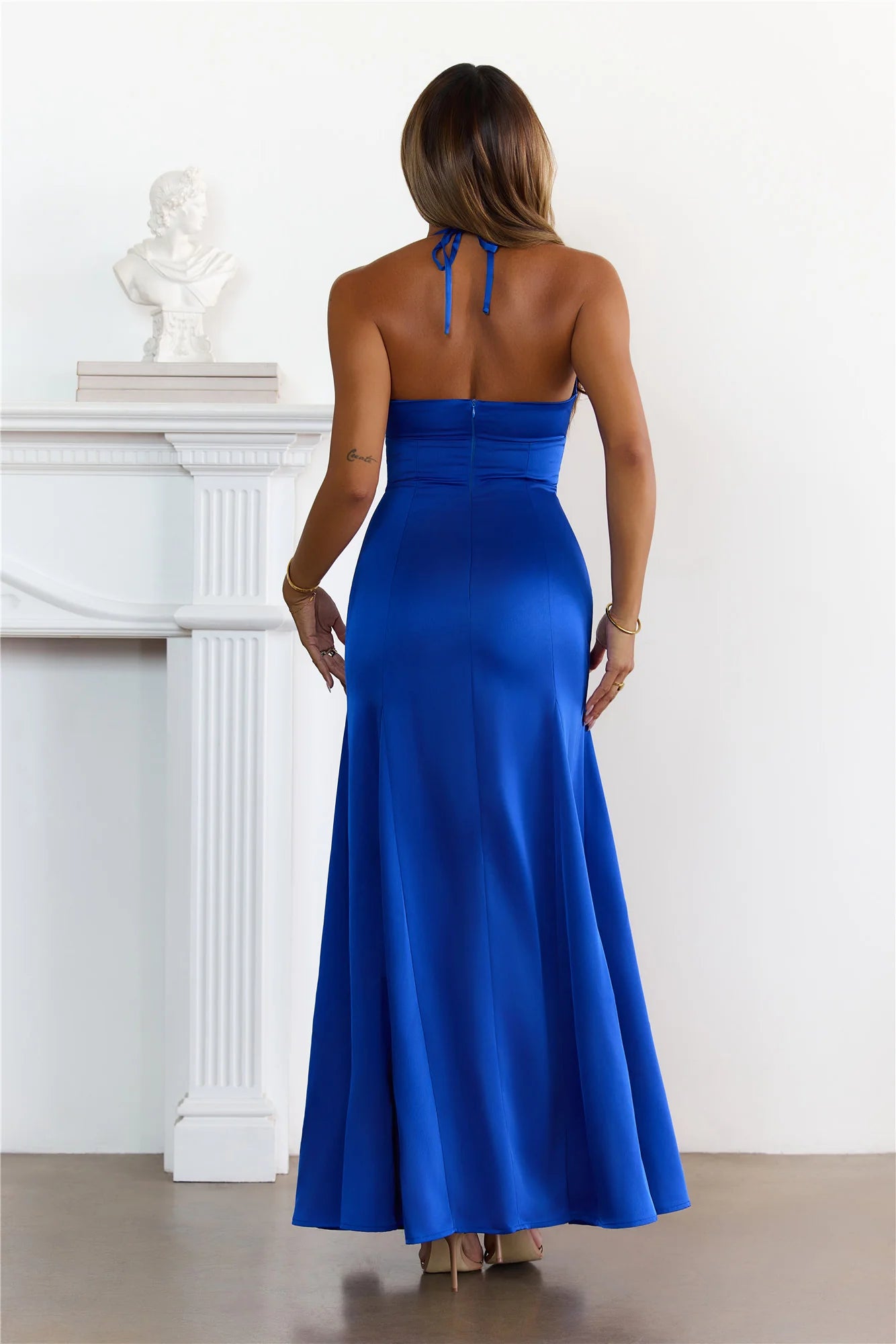 Robe longue dos nu en satin, chic et irrésistible, coloris bleu