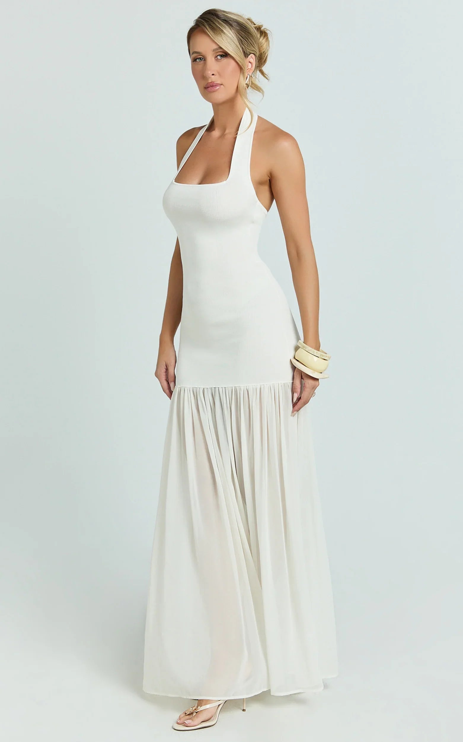 Robe longue Barbara - Robe en georgette contrastante à col licou et encolure dégagée de couleur ivoire