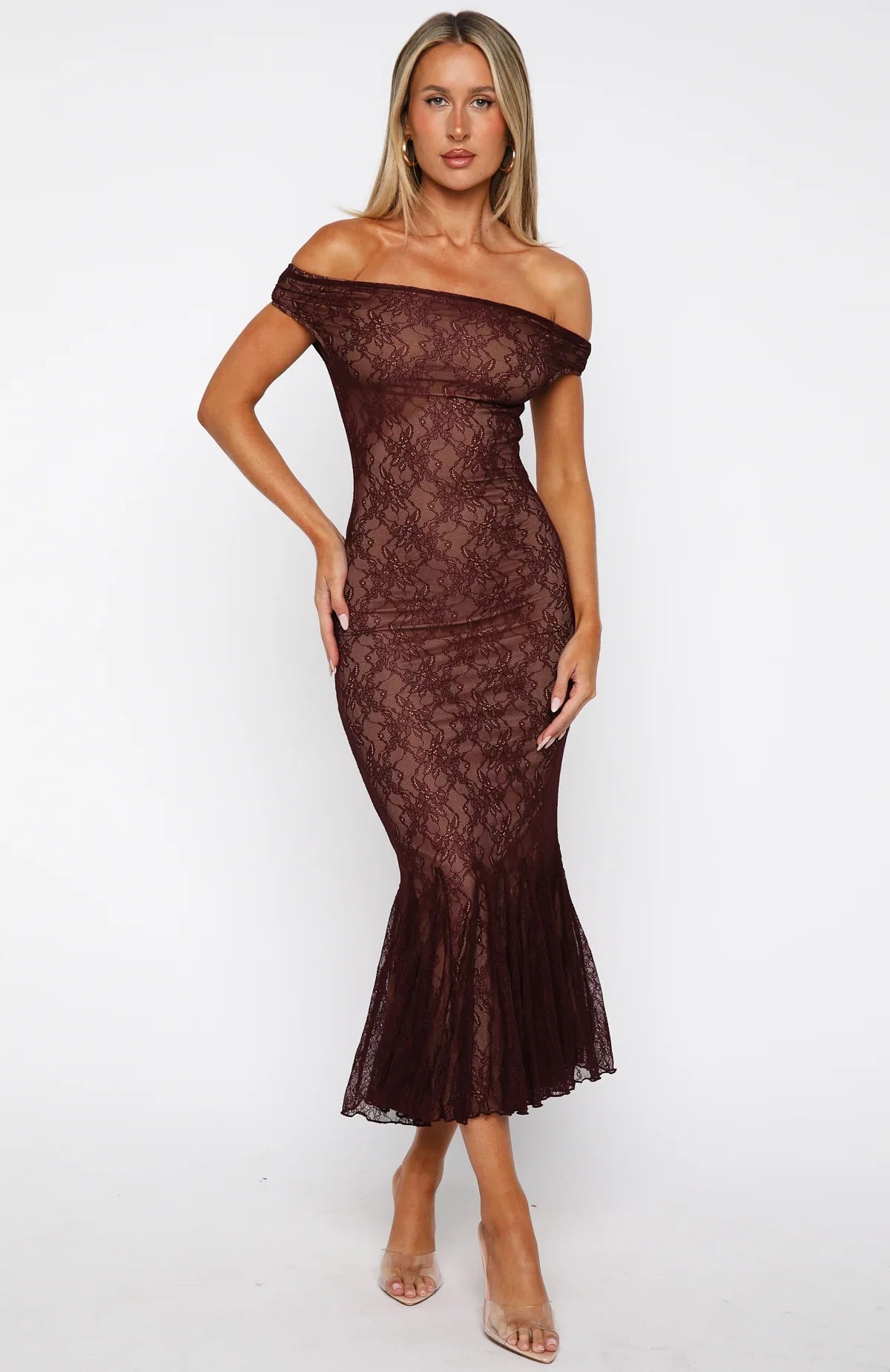 Robe longue en dentelle à épaules dénudées "Defied The Odds" couleur lie de vin
