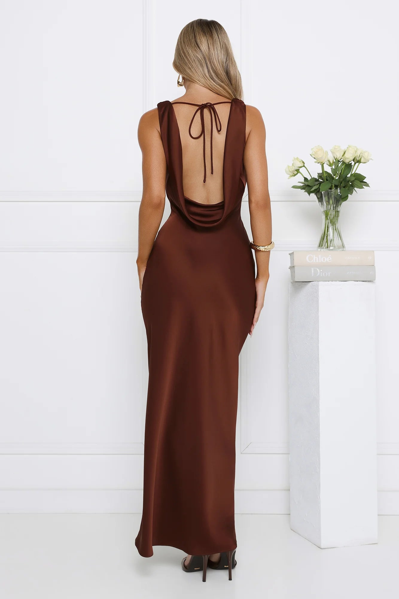 Robe longue en satin marron au style impeccable