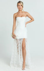 Robe longue Alegra - Robe en dentelle à jupe peplum et corsage peplum de couleur ivoire