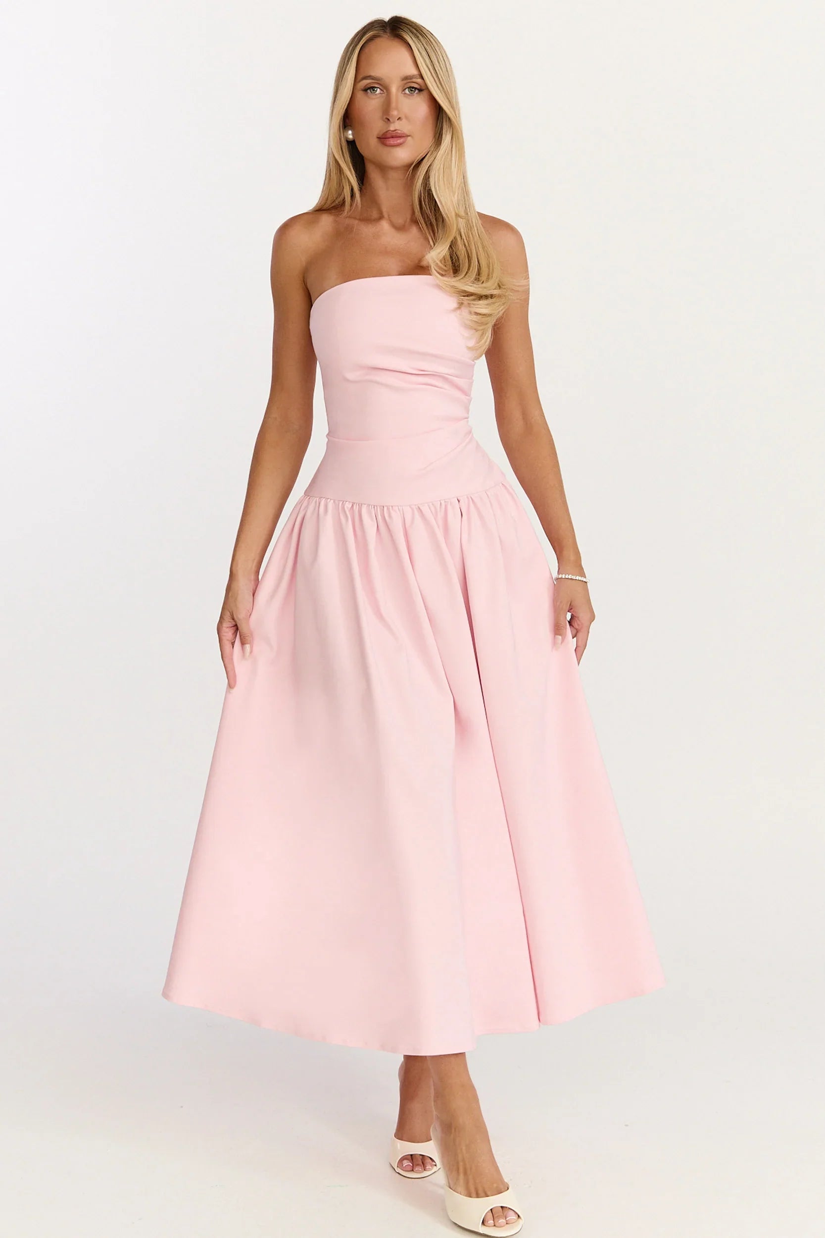 Robe longue Louisa – Robe évasée rose avec bustier, fronces latérales et taille basse.