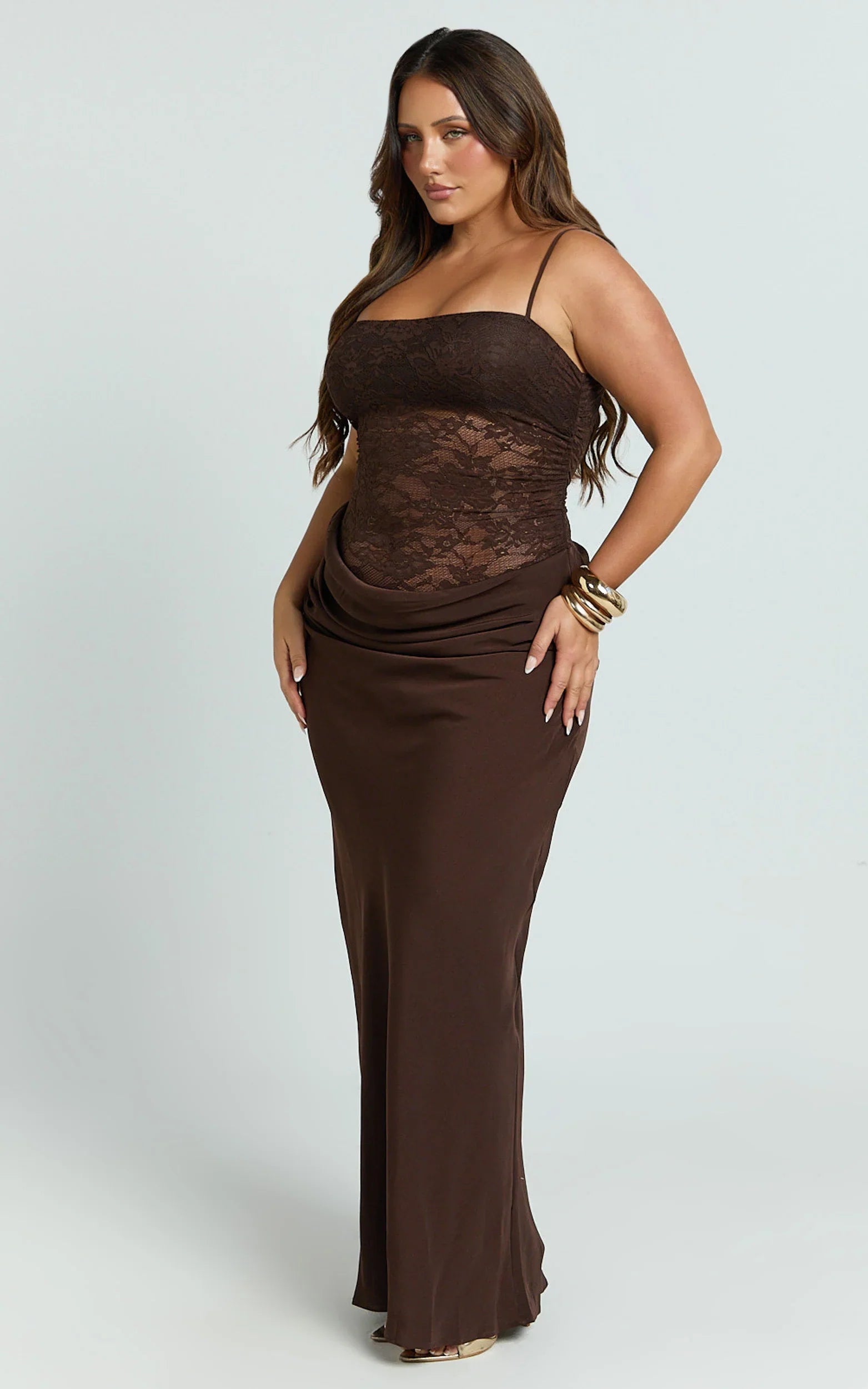 Robe longue Rania - Robe longue avec corsage en dentelle contrastante, encolure bénitier et taille basse, coloris chocolat